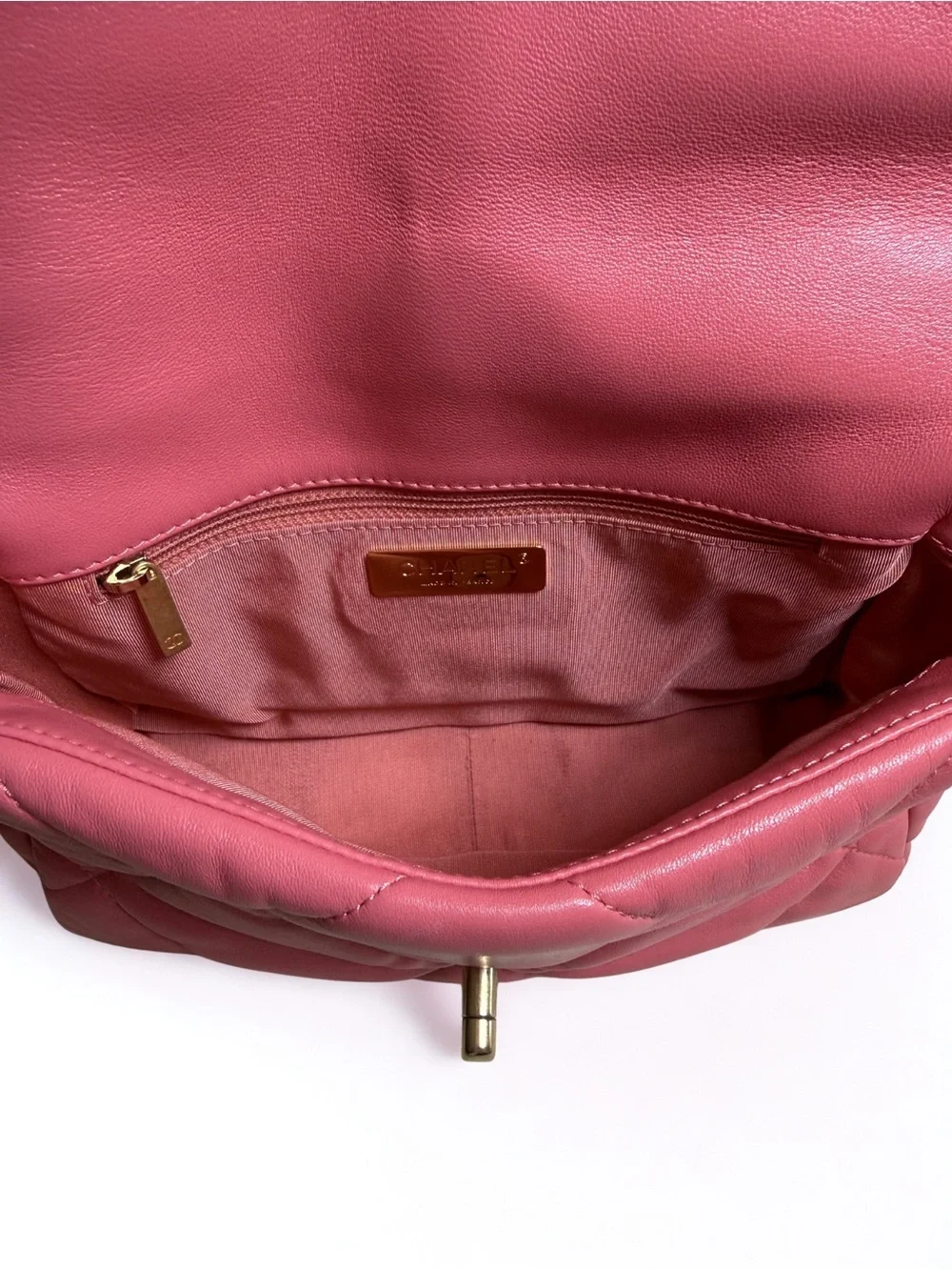 CHANEL 19 flap